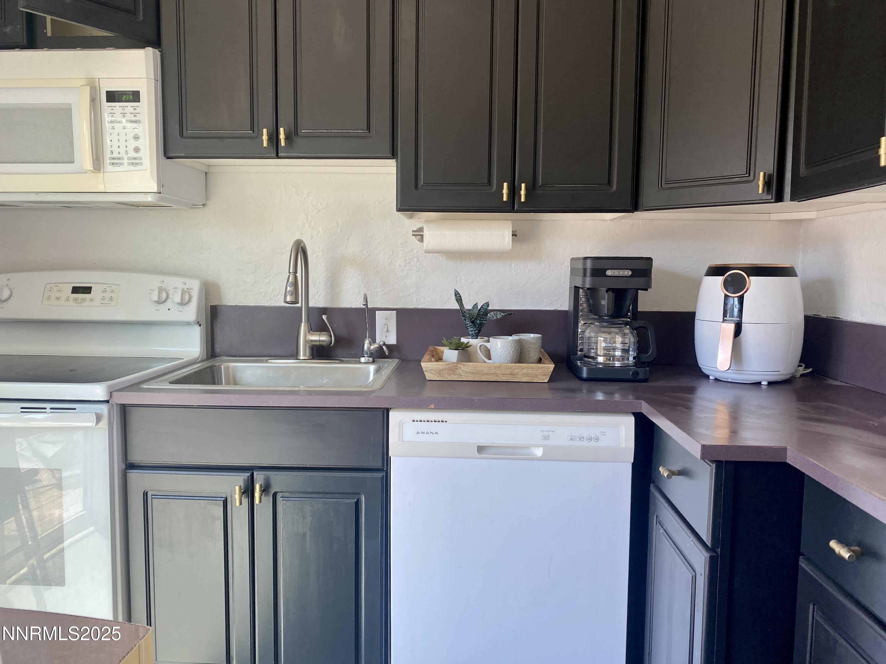 99 Bartlett Street Reno, NV 89512 - Photo 6 of 40 8