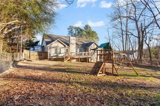 a view of a backyard