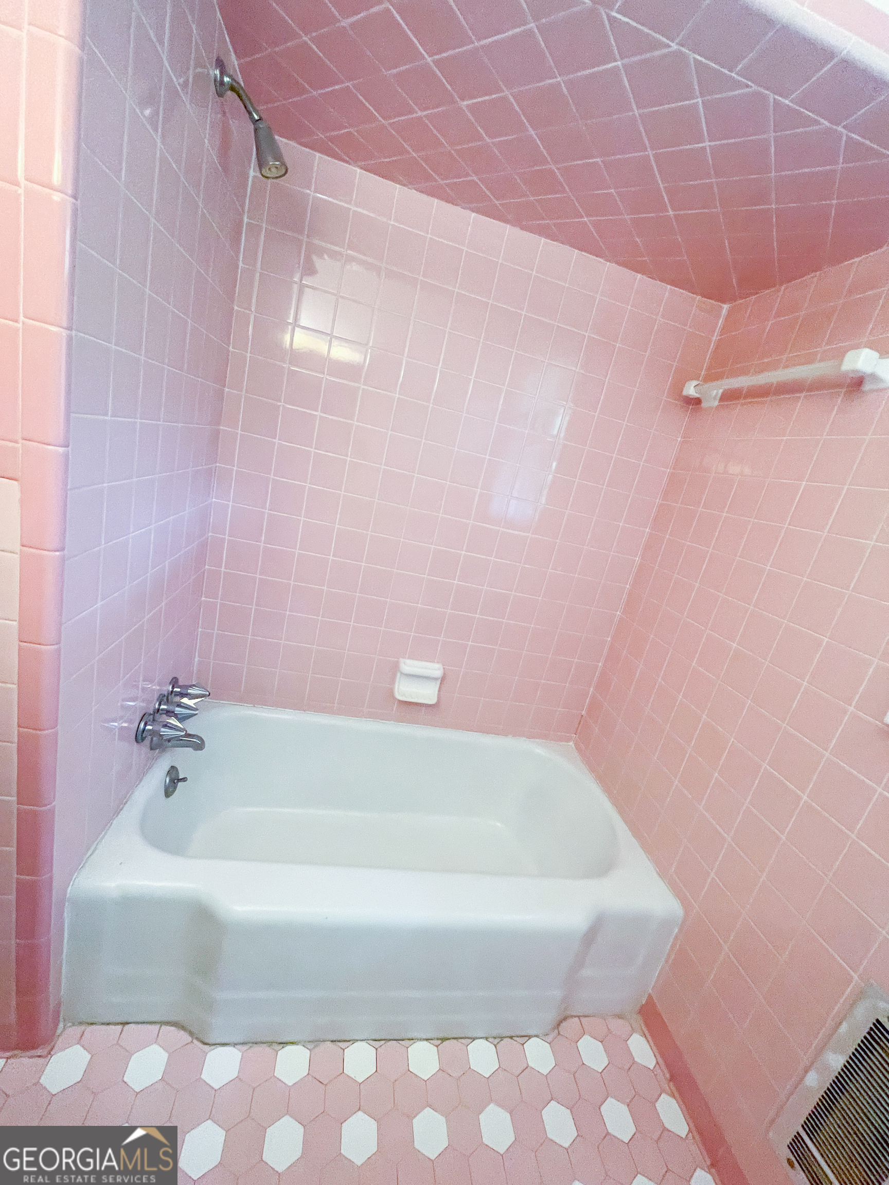 7517 Blacks Bluff Road Southwest Cave Spring, GA 30124 - Photo 37 of 57 a bathroom with a bathtub