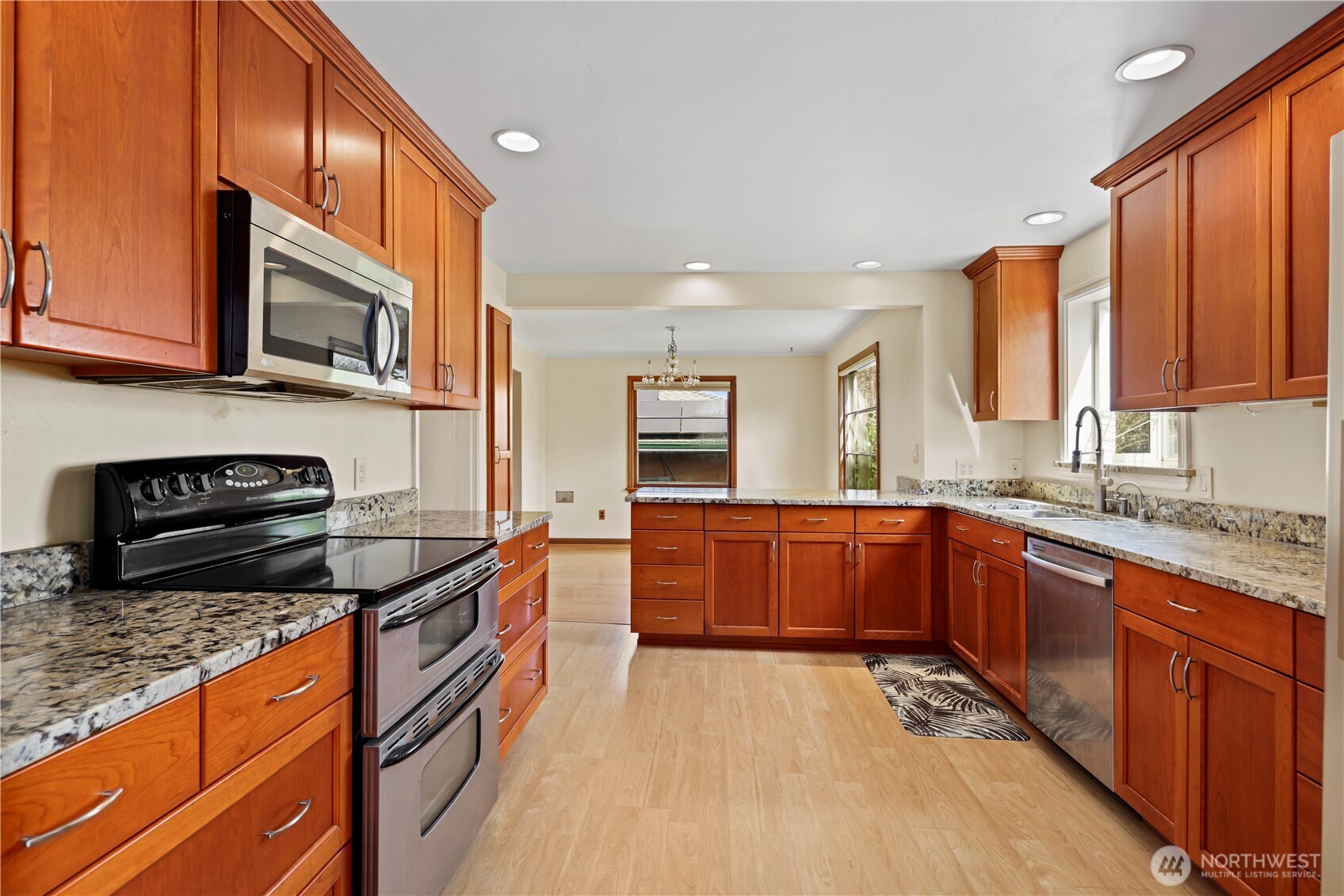 6901 40th Avenue Southwest Seattle, WA 98136 - Photo 11 of 27