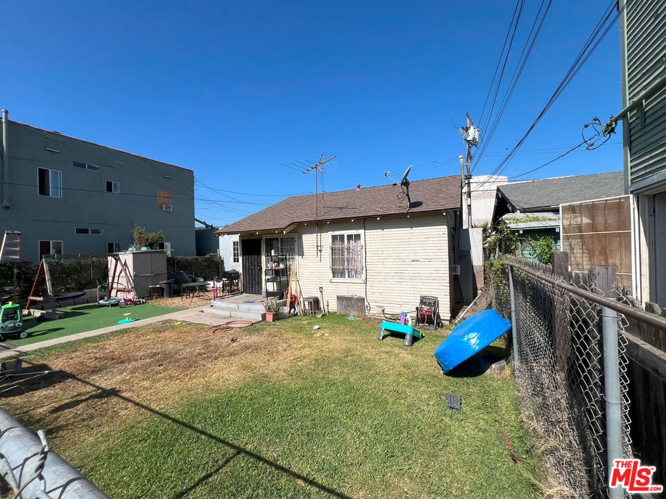 737 Lime Avenue Long Beach, CA 90813 - Photo 11 of 19 a backyard of a house with table and chairs