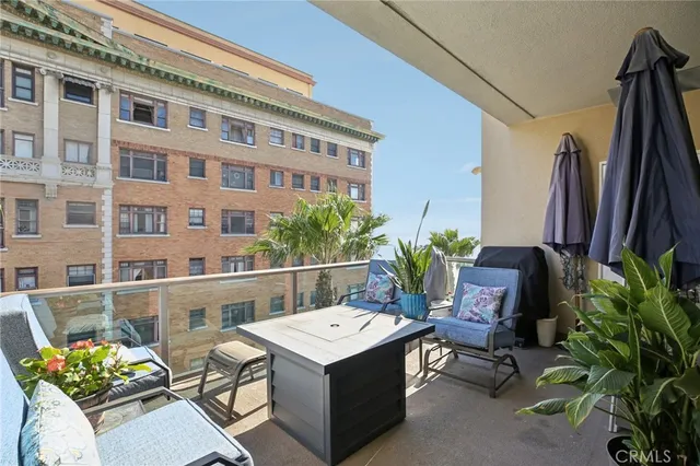 $1,200,000 | 1000-715 East Ocean Boulevard, Long Beach, CA 90802