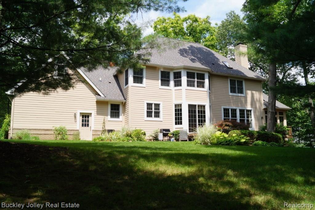 6952 Summit Ridge Brighton, MI 48116 - Photo 26 of 28 James Hardie Siding