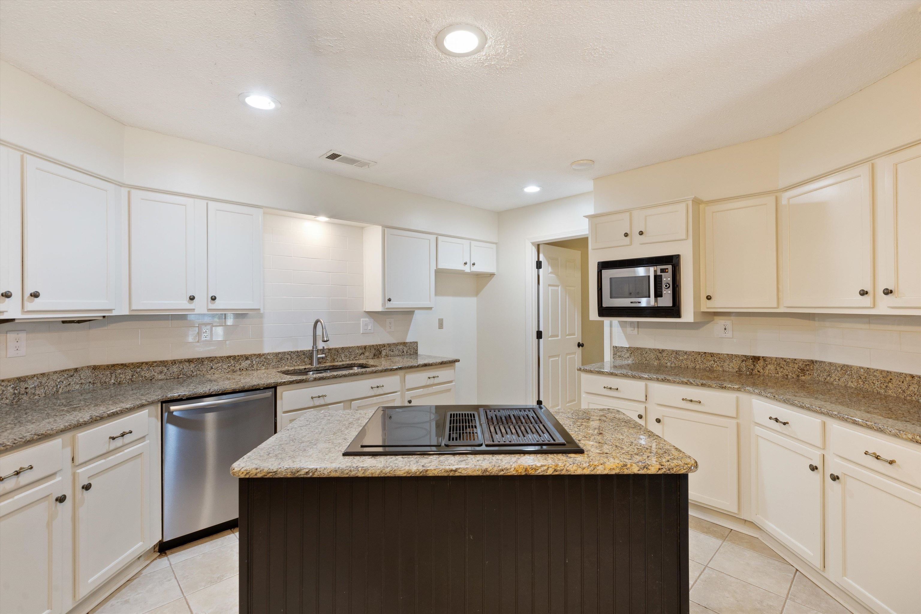 7792 Fawn Ridge Cove Memphis, TN 38016 - Photo 10 of 26 Kitchen featuring stainless steel appliances, decorative backsplash, a sink, light tile patterned flooring, and visible vents