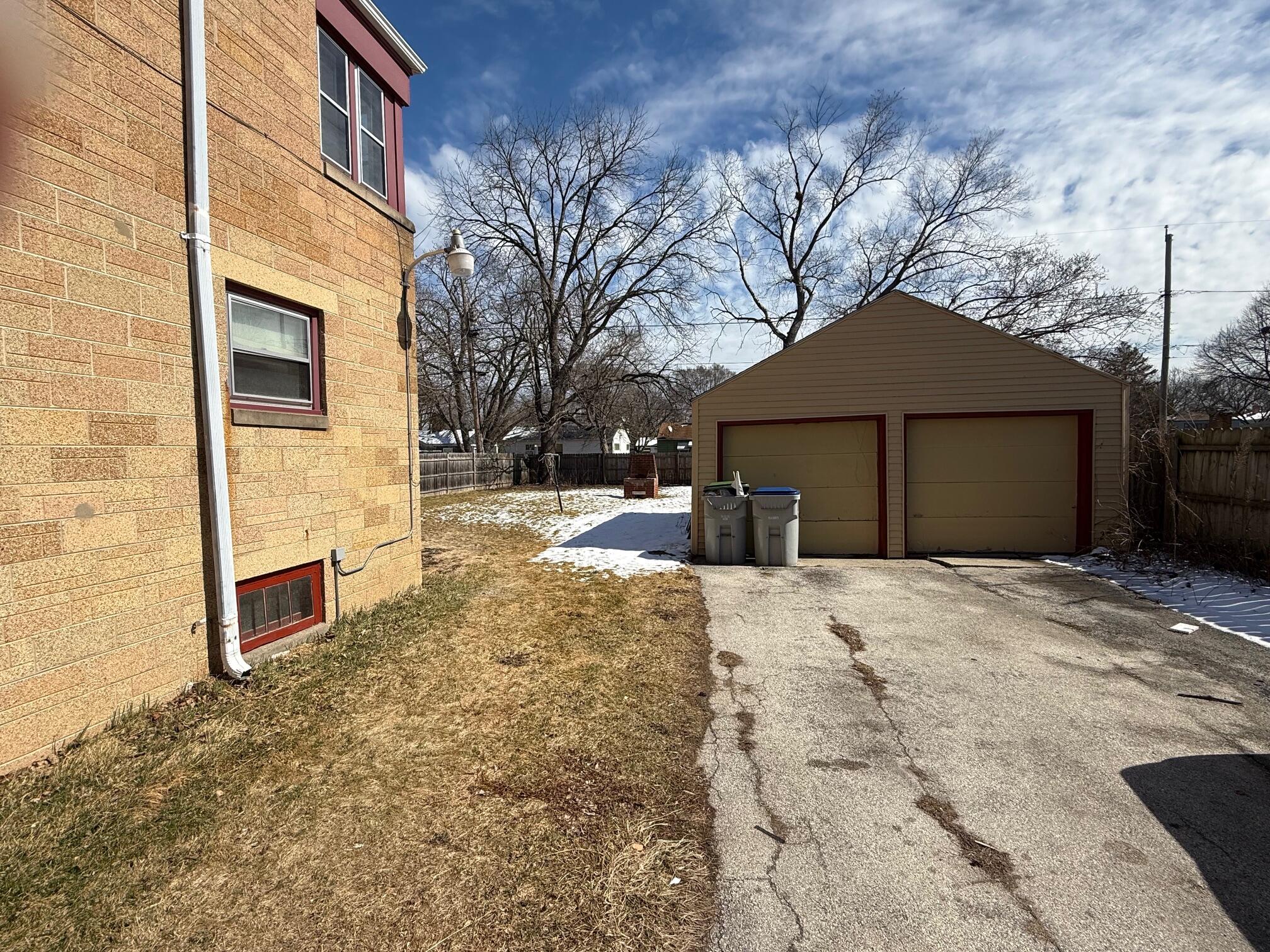5010 North 49th Street Milwaukee, WI 53218 - Photo 3 of 24 Driveway View