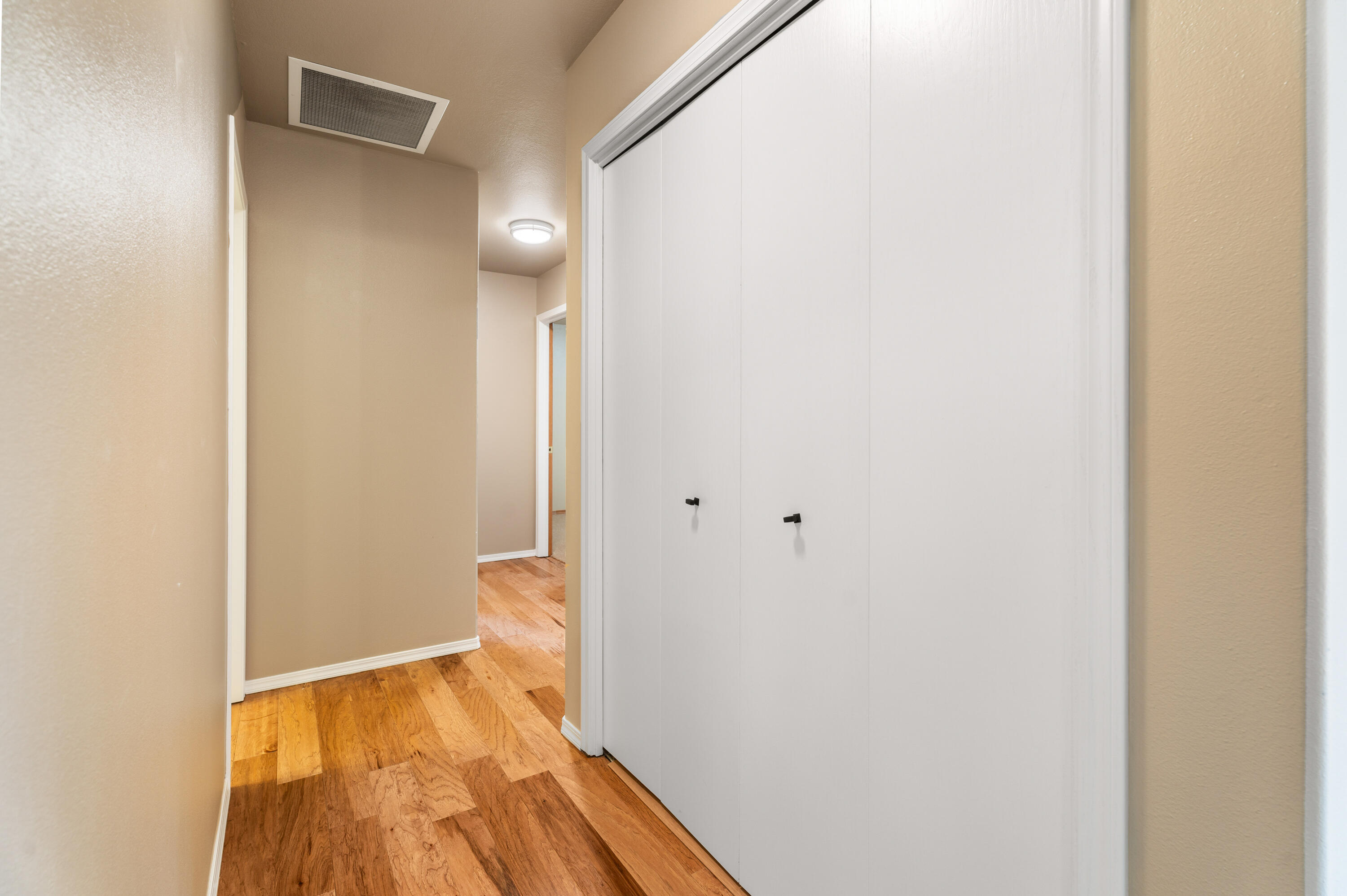 19405 Indian Summer Road Bend, OR 97702 - Photo 21 of 37 31-Hallway