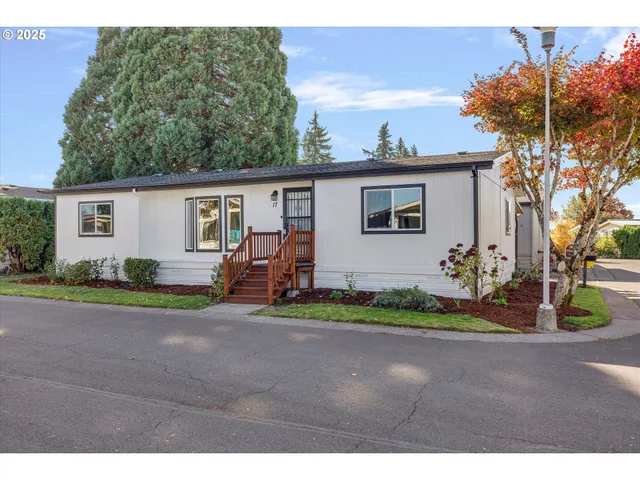 a view of backyard of the house