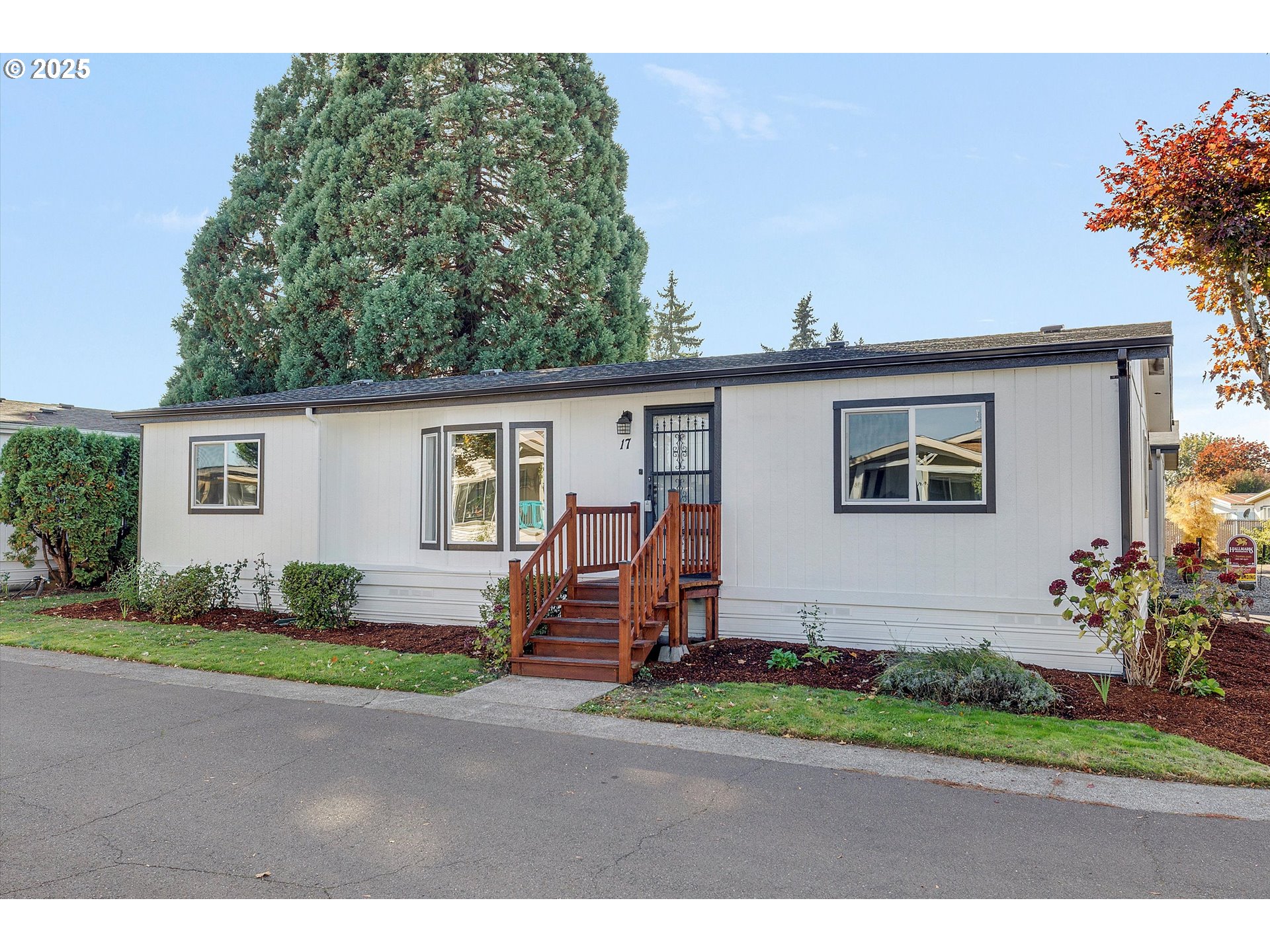 835 Southeast 1st Avenue, Unit 17 Canby, OR 97013 - Photo 32 of 33 a view of a house with backyard and garden