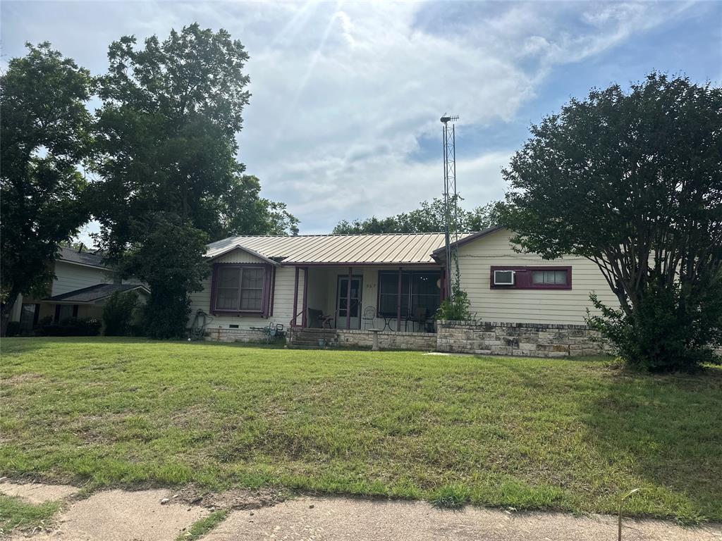 a view of a house with a yard