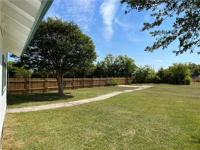 a view of a backyard