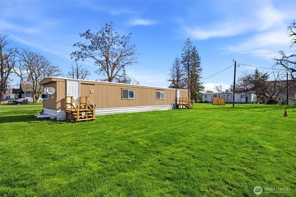 a view of a house with backyard