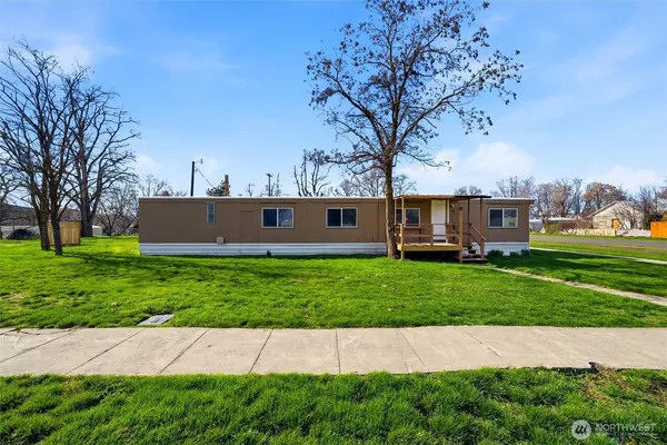 a view of a back yard