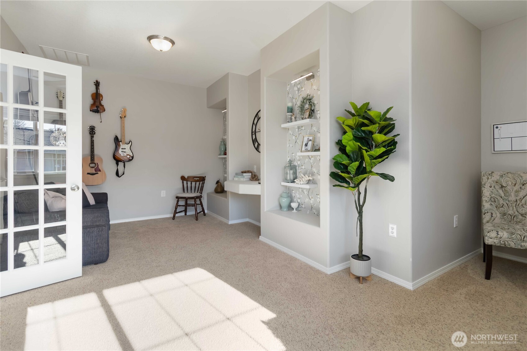5558 Solo Point Drive Longview, WA 98632 - Photo 10 of 40 a living room with furniture and a potted plant