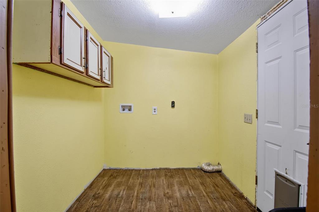 156 Kingfish Road Pomona Park, FL 32181 - Photo 34 of 55 a view of a room with wooden floor and small walls