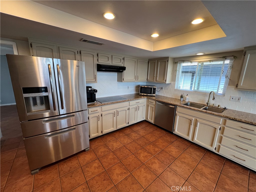 22781 Running Rabbit Court Canyon Lake, CA 92587 - Photo 13 of 41