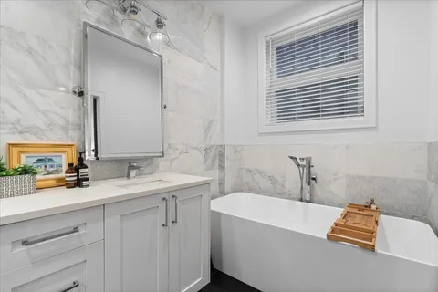 $1,040,000 | 1513 West Walton Street, Unit 1, Chicago, IL 60642