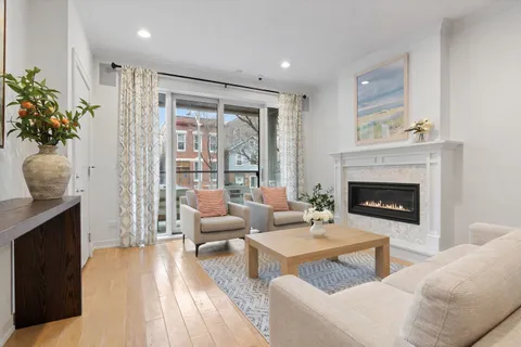 $1,040,000 | 1513 West Walton Street, Unit 1, Chicago, IL 60642