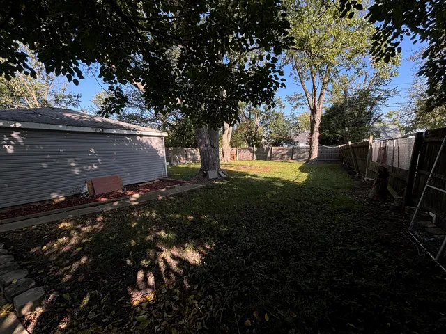 a view of a house with backyard