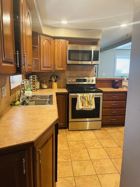 63 Peer Street Springfield, MA 01109 - Photo 12 of 41