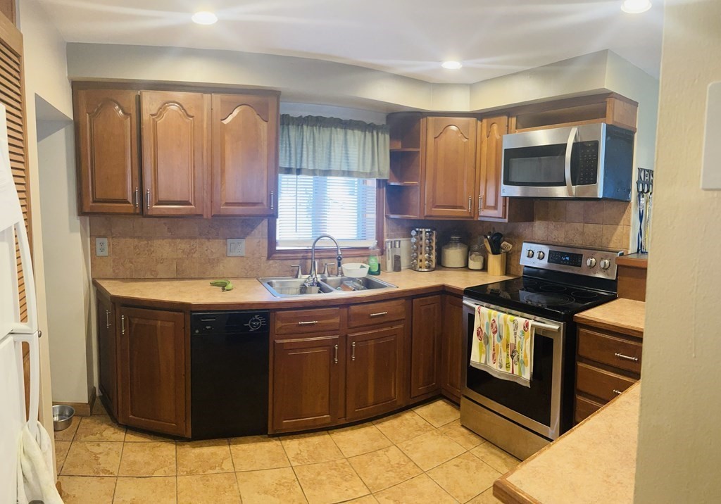 63 Peer Street Springfield, MA 01109 - Photo 18 of 41