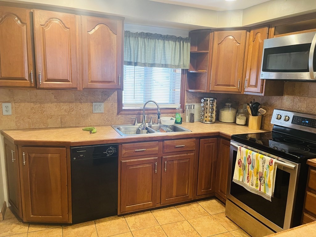 63 Peer Street Springfield, MA 01109 - Photo 19 of 41