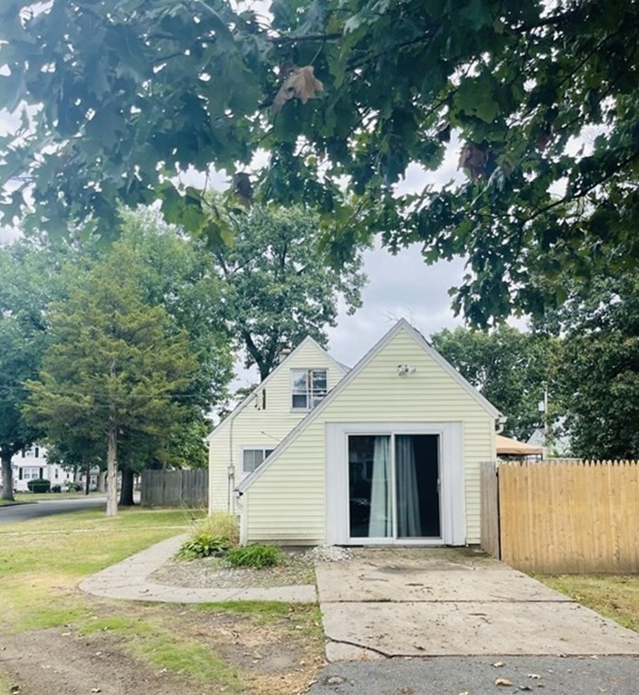 63 Peer Street Springfield, MA 01109 - Photo 2 of 41