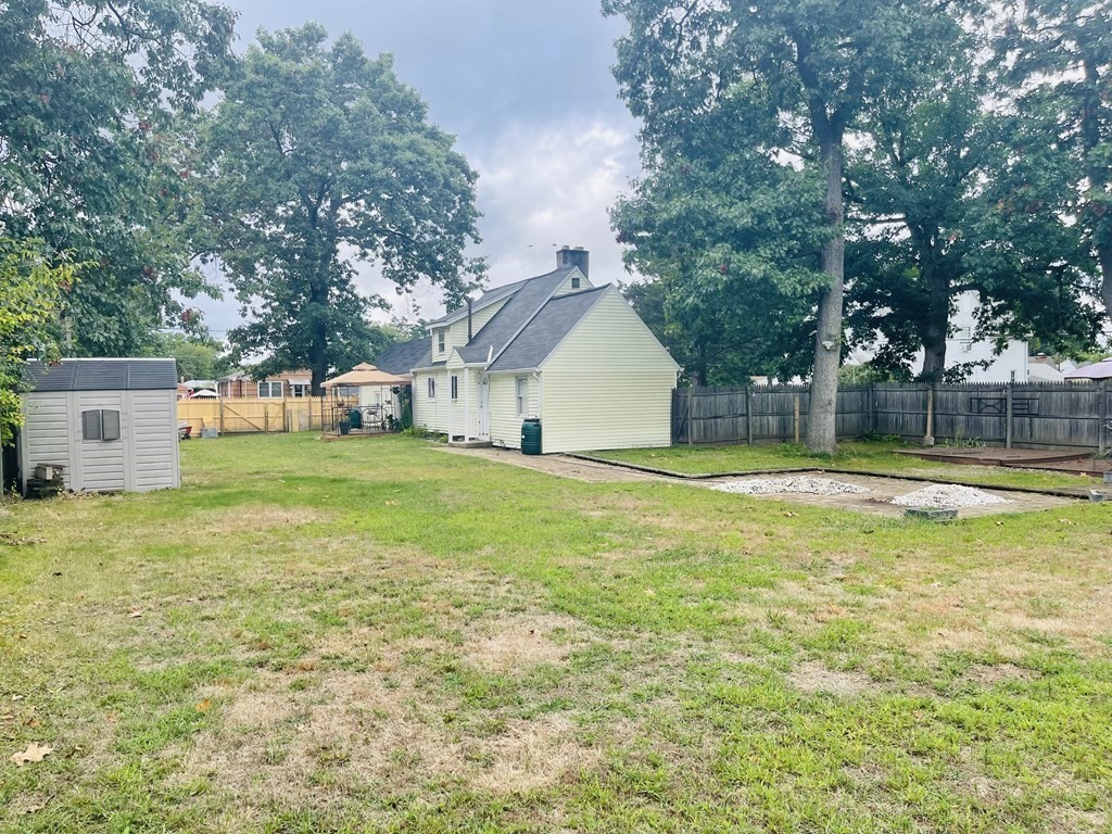 63 Peer Street Springfield, MA 01109 - Photo 4 of 41