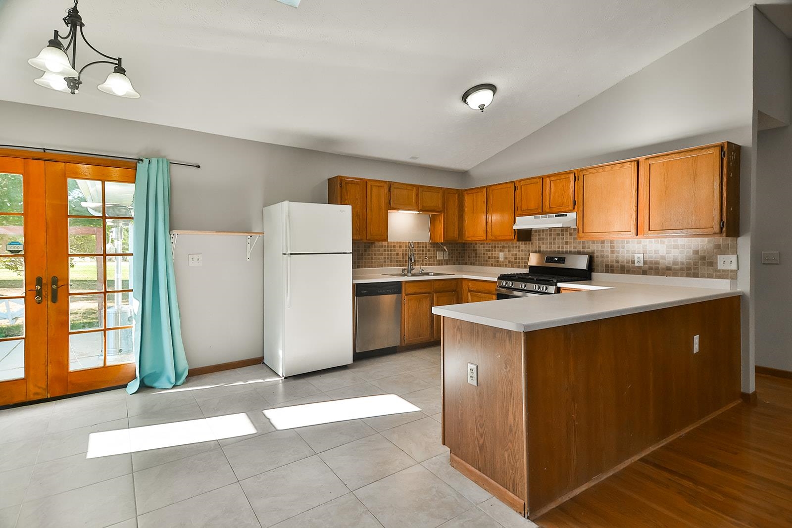 515 Pembroke Road Southwest Poplar Grove, IL 61065 - Photo 10 of 24 a kitchen with a stove a refrigerator and a sink