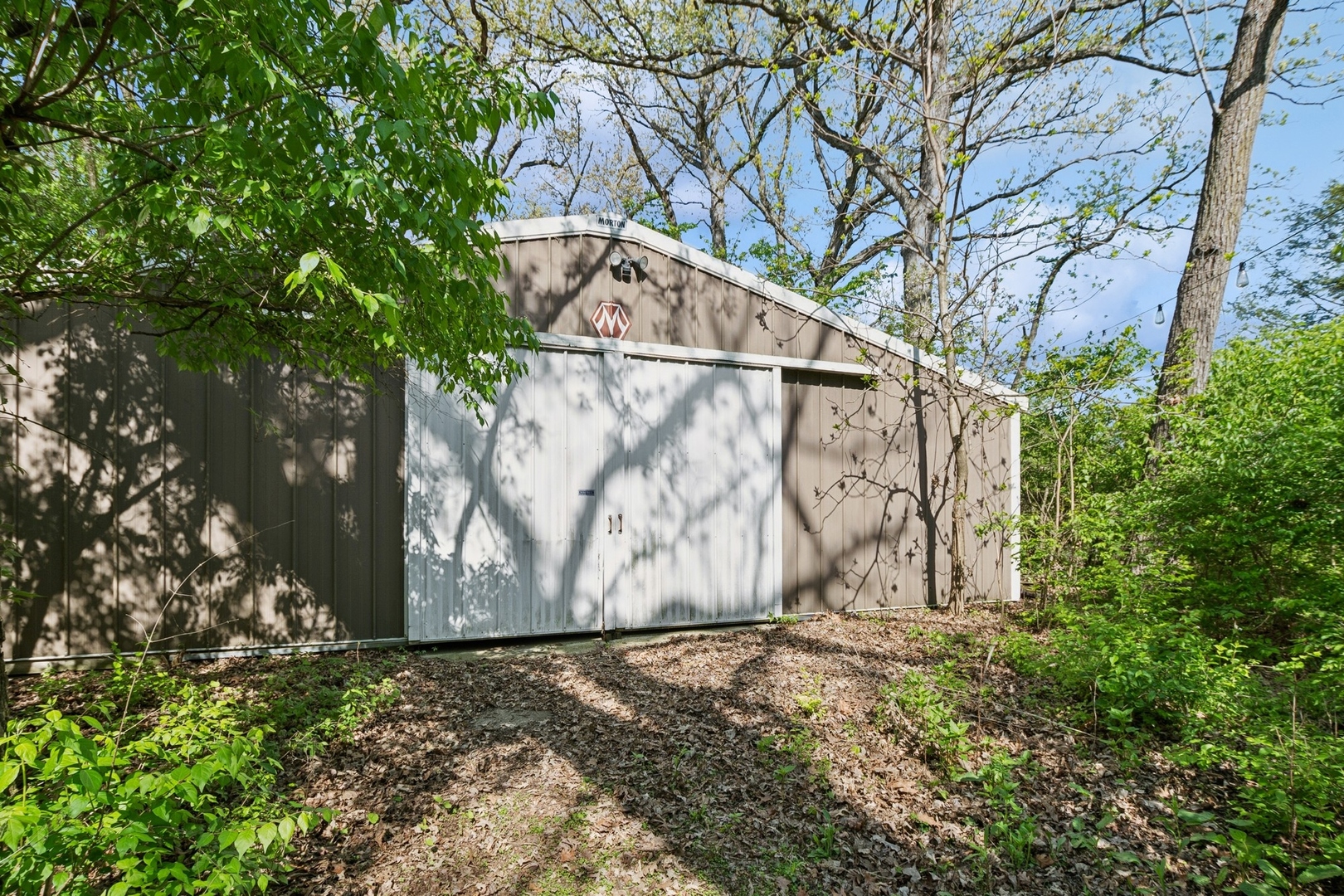 8100 South County Line Road Burr Ridge, IL 60527 - Photo 31 of 33 a view of a small yard