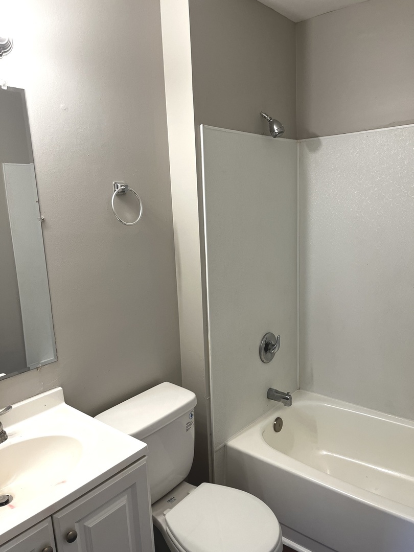 22526 Clarendon Avenue Richton Park, IL 60471 - Photo 18 of 20 a bathroom with a toilet and a bathtub