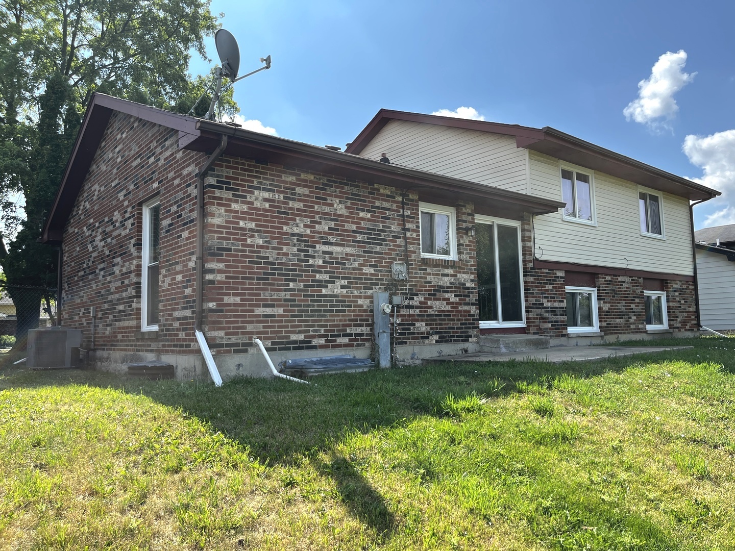 22526 Clarendon Avenue Richton Park, IL 60471 - Photo 20 of 20 a front view of house with a garden