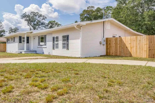 a view of a house with a yard