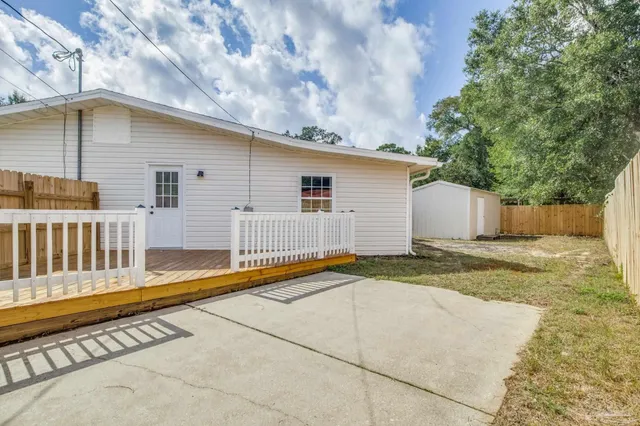 a view of a backyard