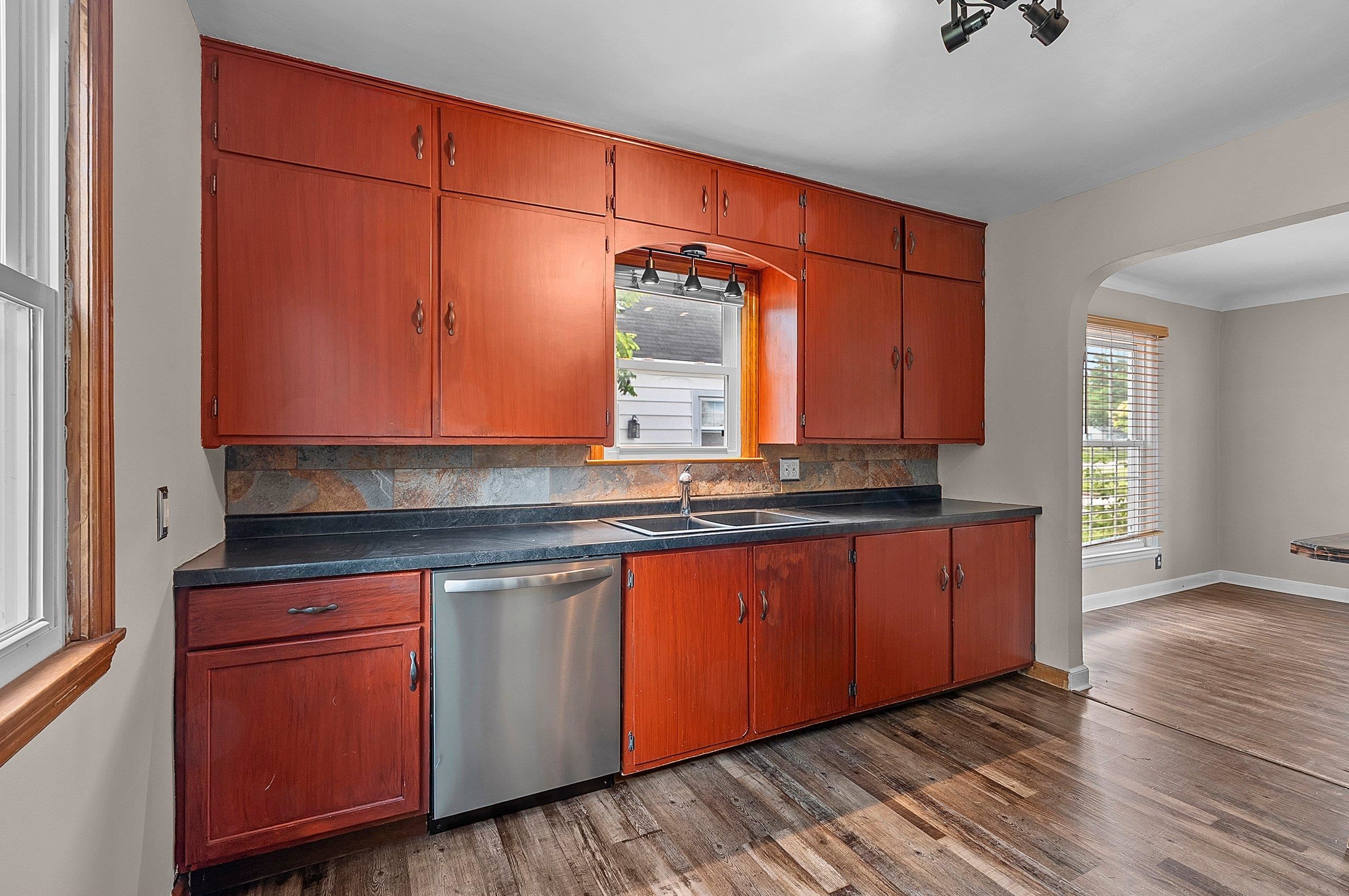 2214 North Division Street Appleton, WI 54911 - Photo 4 of 51
