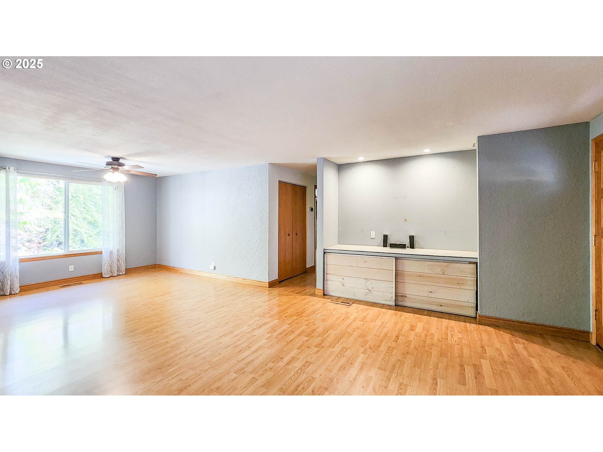 6649 Garden Valley Road Roseburg, OR 97471 - Photo 17 of 44 a bathroom with a sink mirror and a bath tub