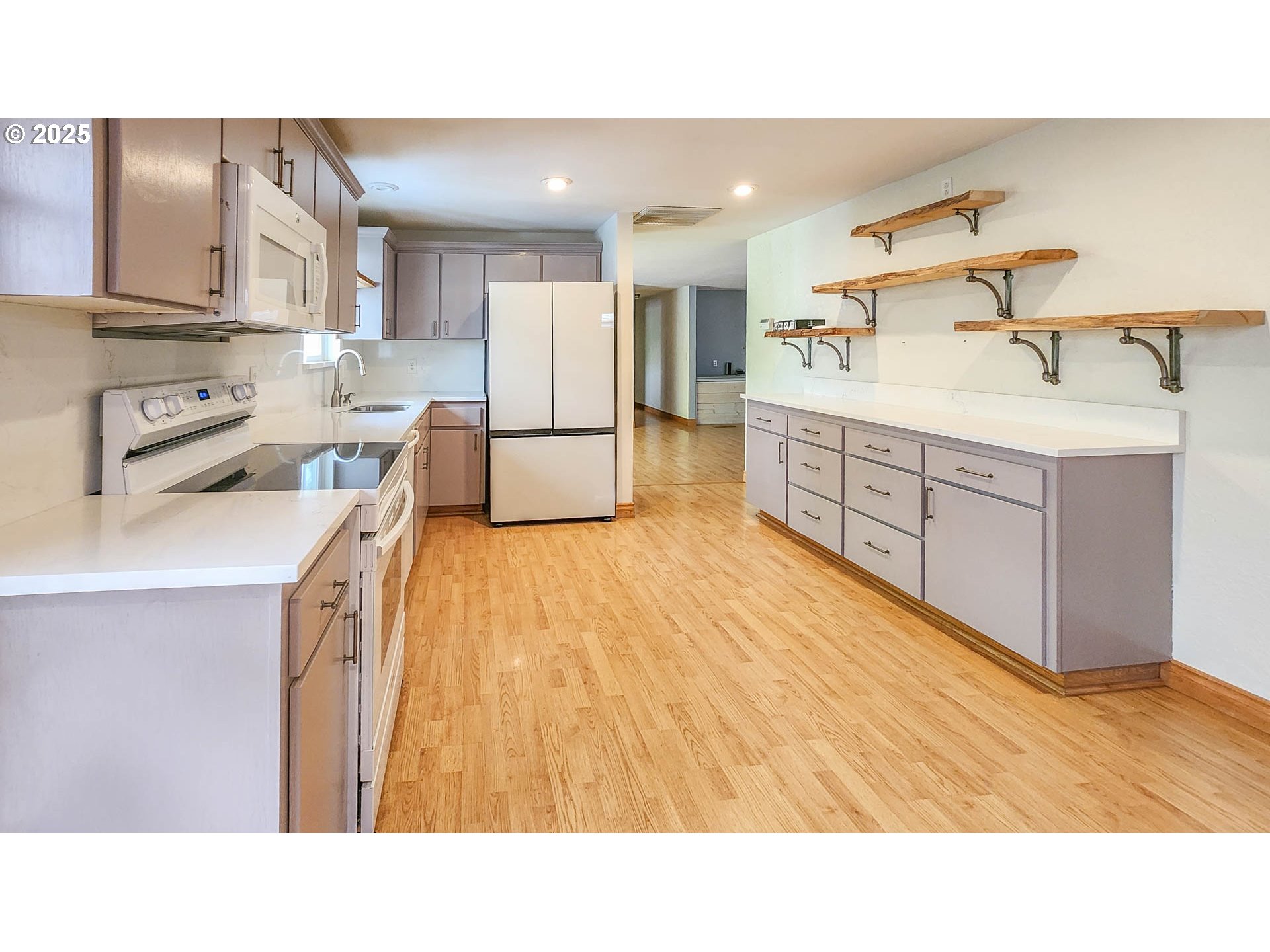 6649 Garden Valley Road Roseburg, OR 97471 - Photo 19 of 44 a en suite bathroom with sink and mirror