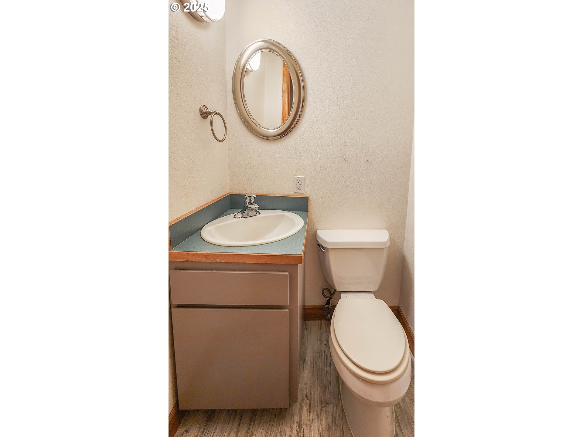6649 Garden Valley Road Roseburg, OR 97471 - Photo 24 of 44 a bathroom with a toilet a sink and a mirror