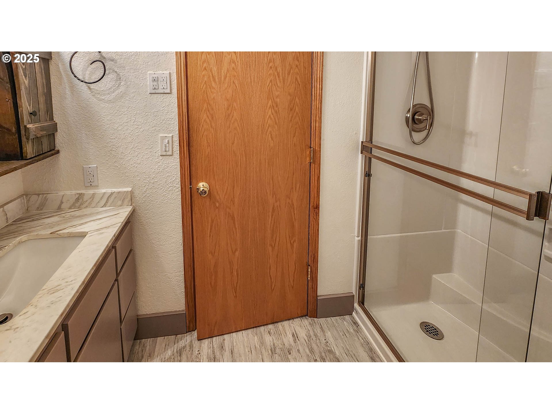 6649 Garden Valley Road Roseburg, OR 97471 - Photo 30 of 44 a bathroom with a sink and a mirror