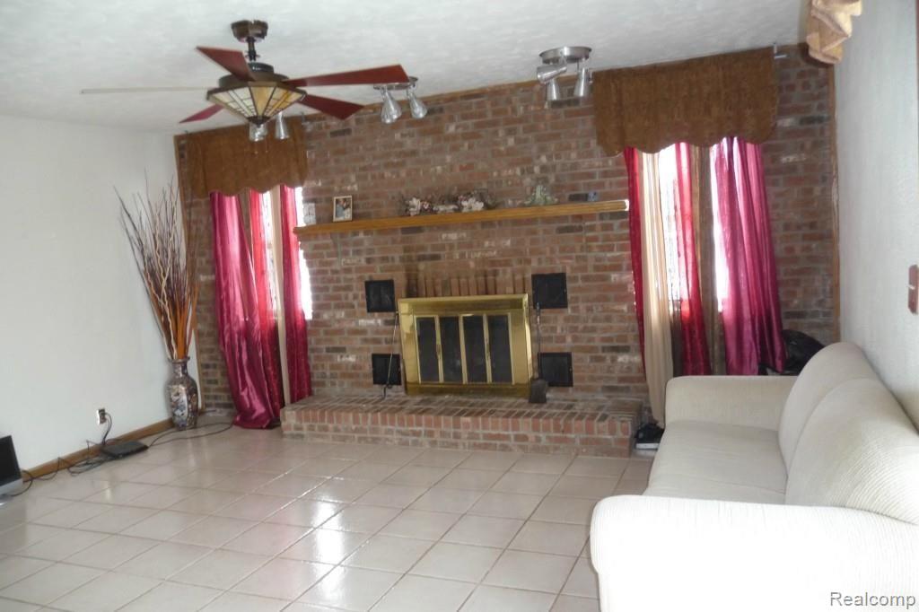 26751 Ford Road Dearborn Heights, MI 48127 - Photo 13 of 45 Family room 3.jpg