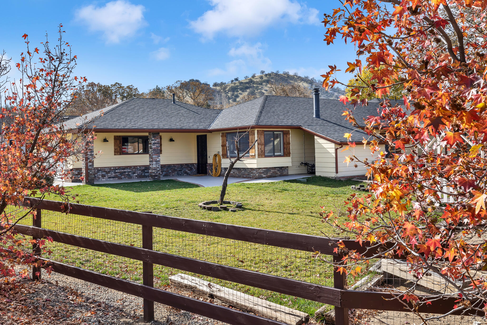 17681 Busher Way Tehachapi, CA 93561 - Photo 26 of 54 a front view of a house with garden