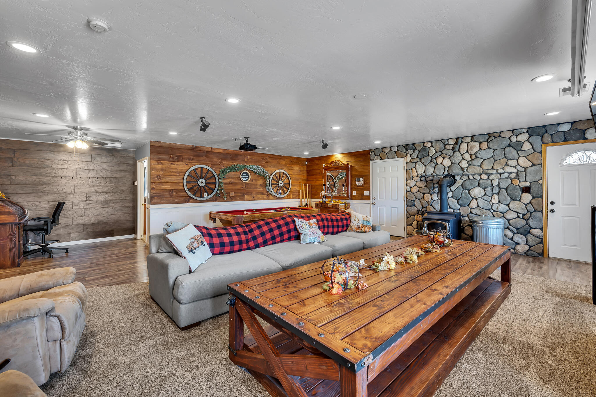 17681 Busher Way Tehachapi, CA 93561 - Photo 39 of 54 a living room with furniture