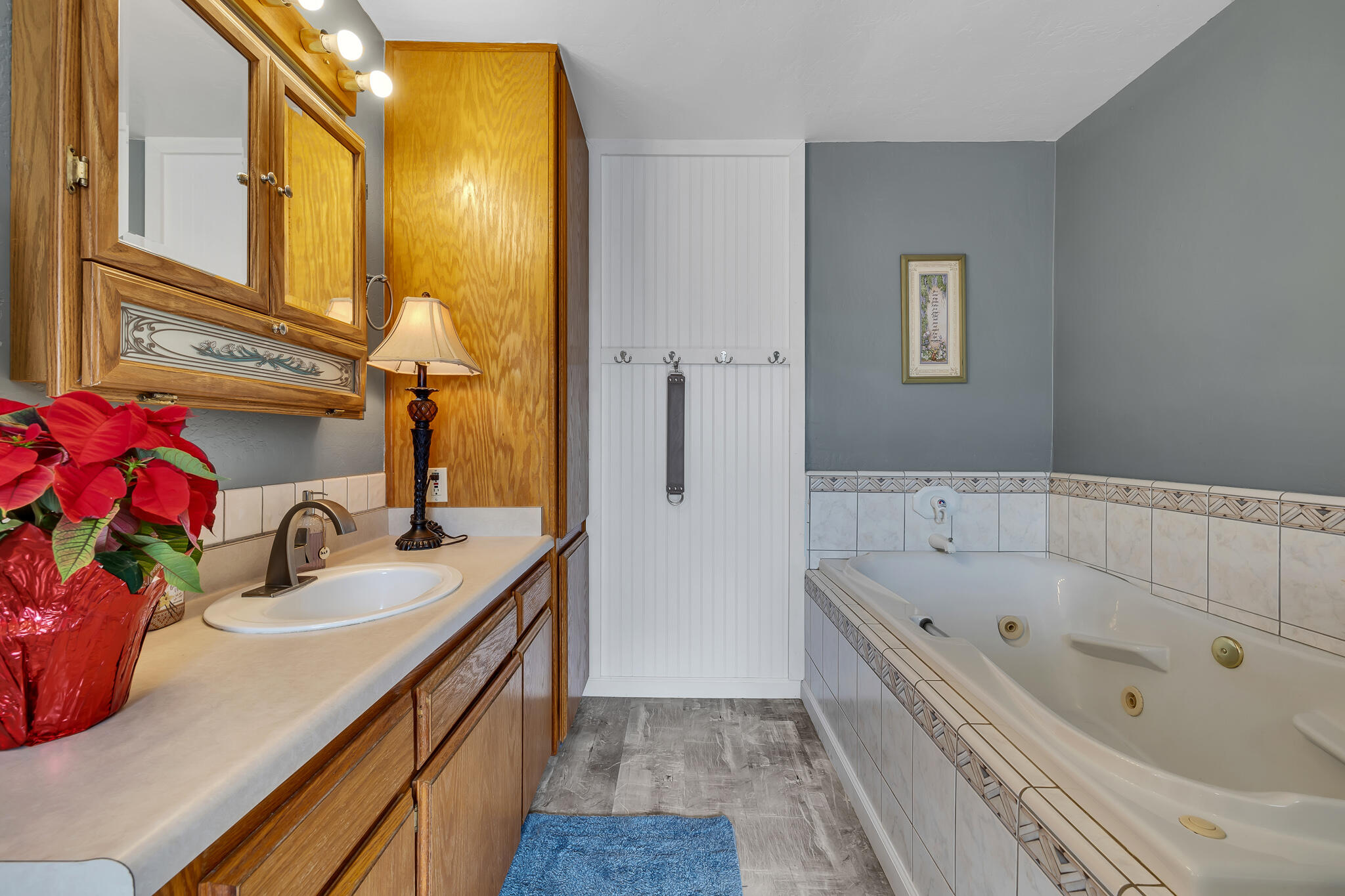 17681 Busher Way Tehachapi, CA 93561 - Photo 42 of 54 a bathroom with a tub sink and mirror
