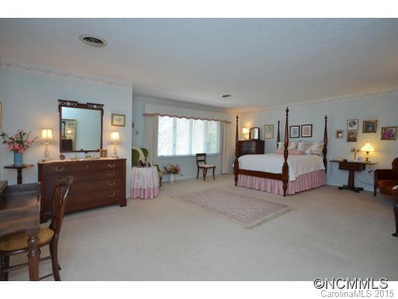 503 Crowfields Lane Asheville, NC 28803 - Photo 12 of 20 a living room with furniture and a lamp
