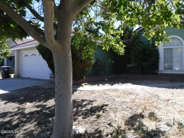 a view of a yard in front of house