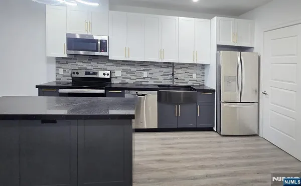 $2,700 | 211 Baldwin Avenue, Unit 403, Jersey City, NJ 07306