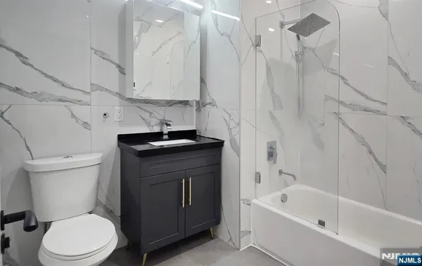 $2,700 | 211 Baldwin Avenue, Unit 403, Jersey City, NJ 07306