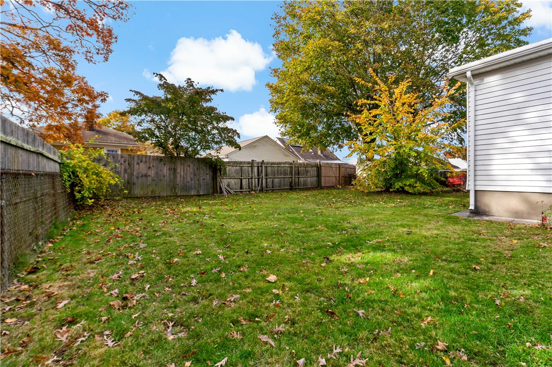 102 Francis Avenue Pawtucket, RI 02860 - Photo 4 of 42