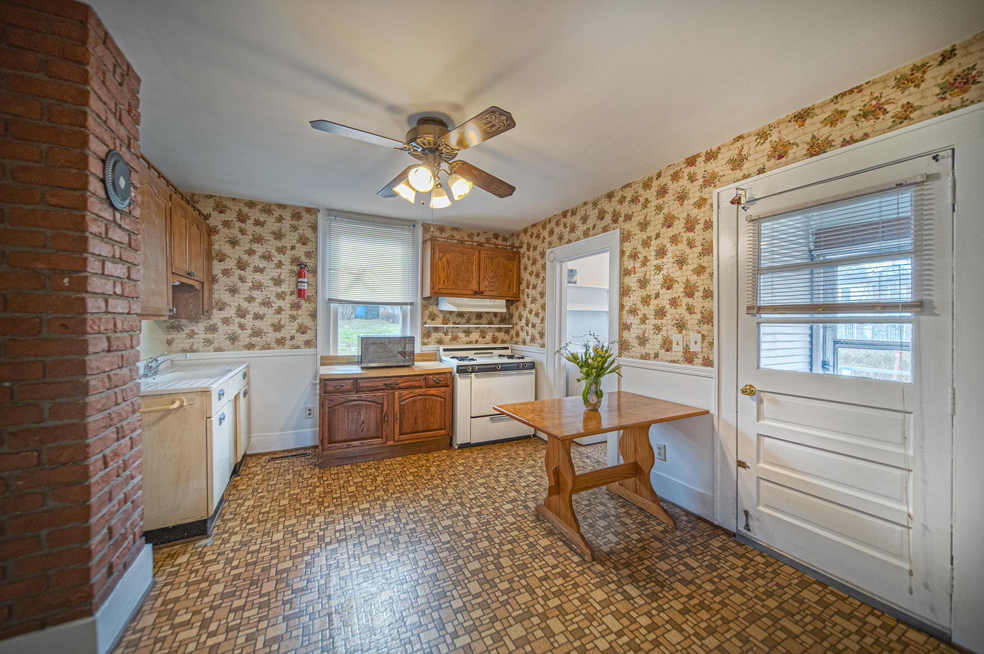 1621 Riverside Terrace Southeast Roanoke, VA 24014 - Photo 4 of 27 10