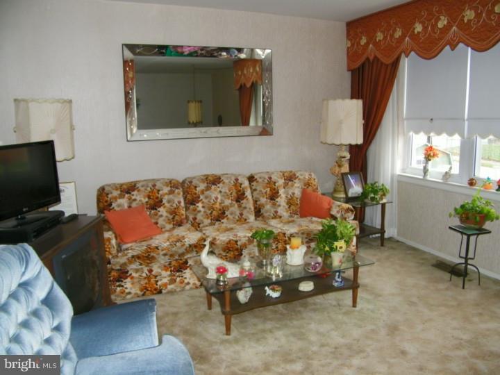 3520 Oakhill Road Philadelphia, PA 19154 - Photo 3 of 15 Living Room