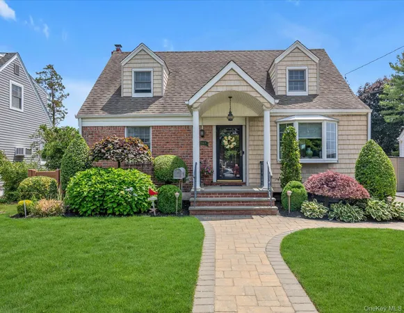 $799,900 | 2163 Spruce Street, Wantagh, NY 11793